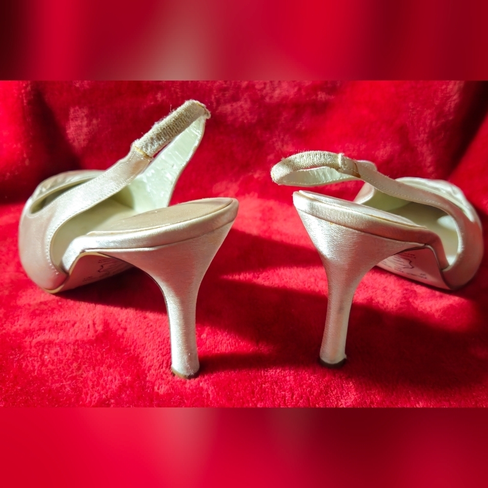 Metaphor Champagne Satin Pointed-Toe Slingback Heels w/Leather Sole-Size 8.5 - Picture 4 of 9